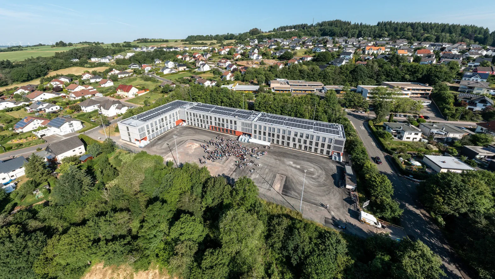 Luftaufnahme der Holzmodulschule des Regino-Gymnasiums in Prüm